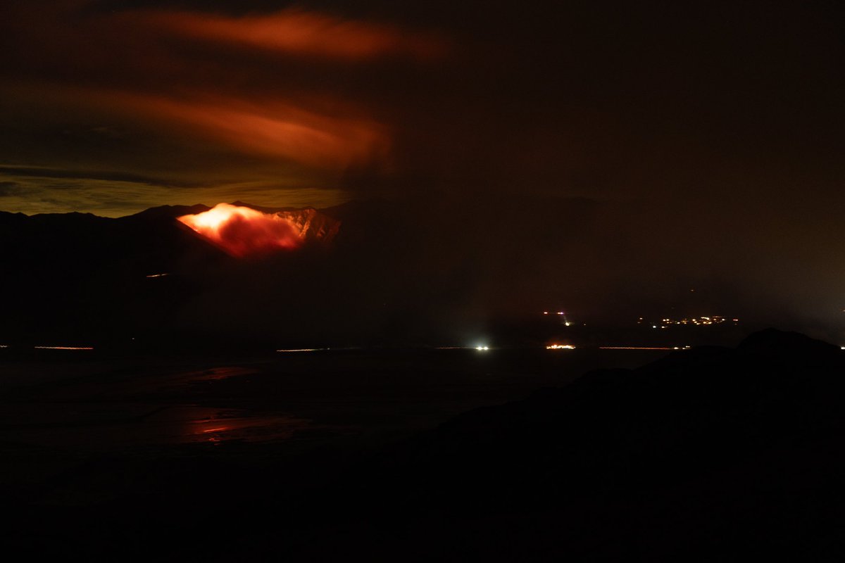 chrisjkam's tweet photo. #HorseshoeFire above Lone Pine https://t.co/sLQtaosx63