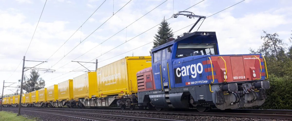 UPU_UN's tweet photo. 🤝@SBBCargo & #SwissPost are extending their partnership, reaffirming the critical role of #sustainable #RailTransport for letters & parcels in #Switzerland🚆
This #ClimateFriendly delivery method saves approximately 10,000 tons of CO2 annually.
https://t.co/BJ4u7xP6qM https://t.co/07YcM7XVvN