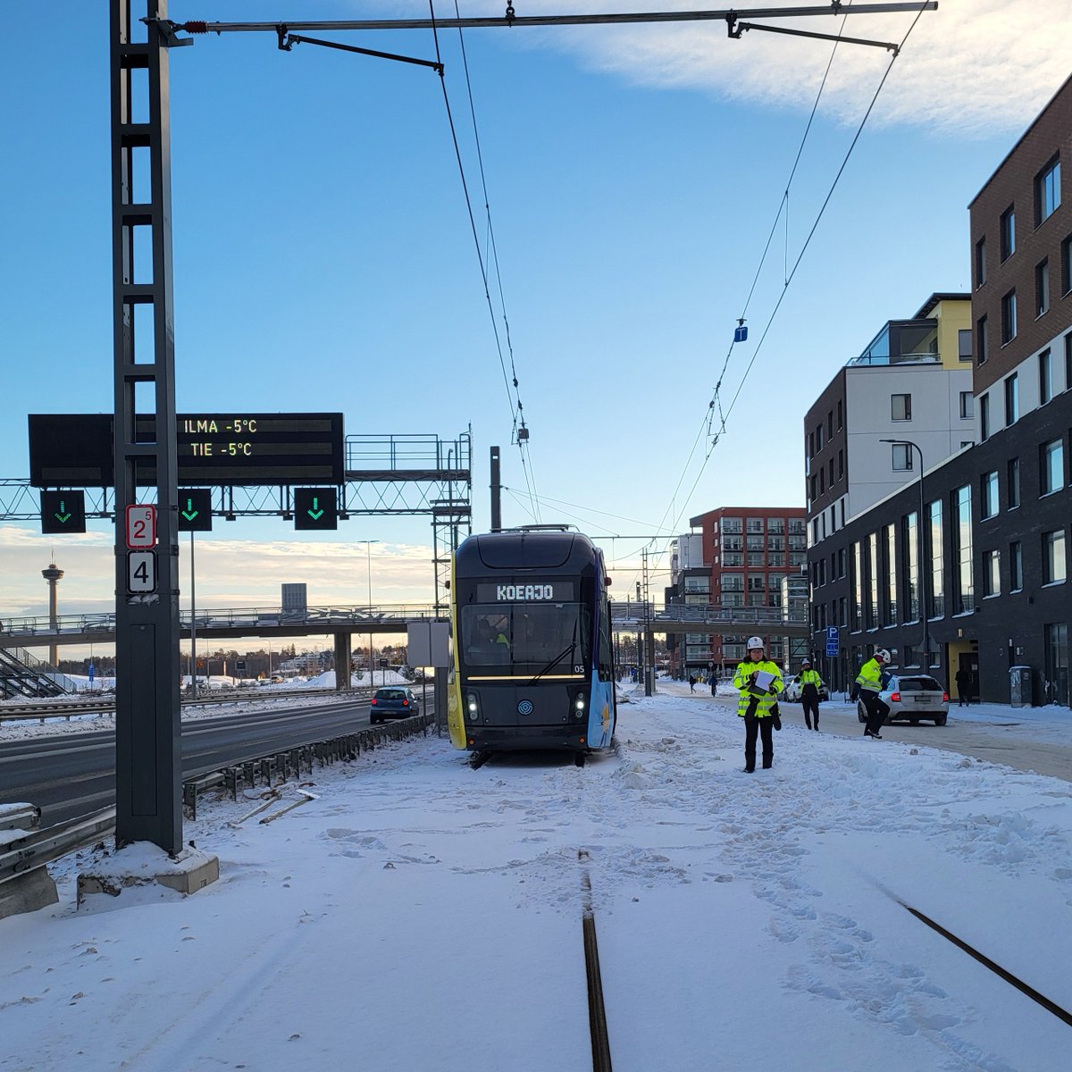 treratikka's tweet photo. Pirtsakkaa huomenta! ❄️
Näin talvisena aamuna aloitetaan @TampereRatikka viimeisiä koeajoja 🤩
Vaunu on Santalahdessa, josta se suuntaa pian Näsisaareen.

Seuraa koeajoja tässä ketjussa! 👇

#TampereenRatikka #Tampere #santalahti #näsisaari #hiedanranta #lentävänniemi #koeajot https://t.co/6oY5BI9QRj