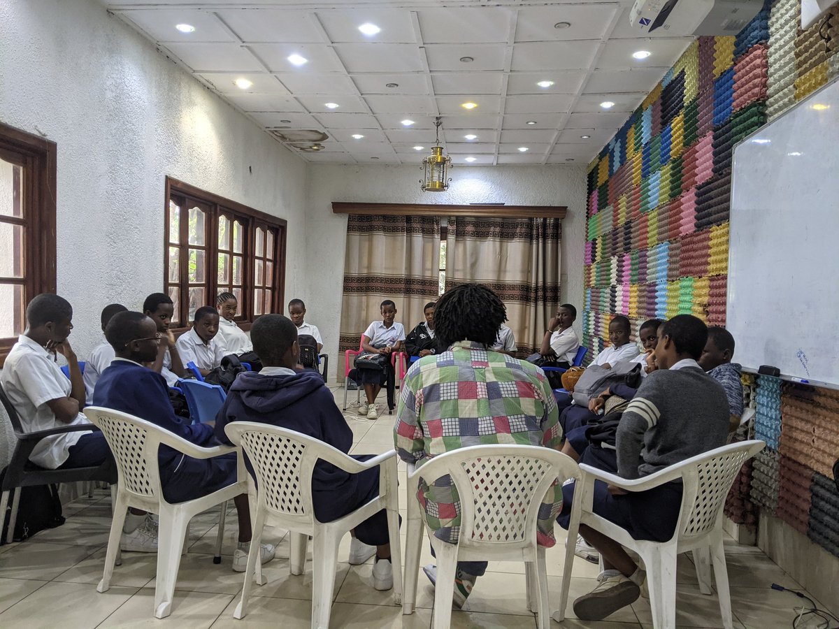 #RetourEnImages :   Le programme Femin'art  Éd2 est lancé en parallèle avec le Concours d'éloq, où avec 20 filles il a été tenu un atelier sur la gestion rat°nelle des déchets et feront une créat° artistique parlant de l'environnement qui sera exposée dans  <a href="/MusikaNaKipaji/">Musika na kipaji</a>