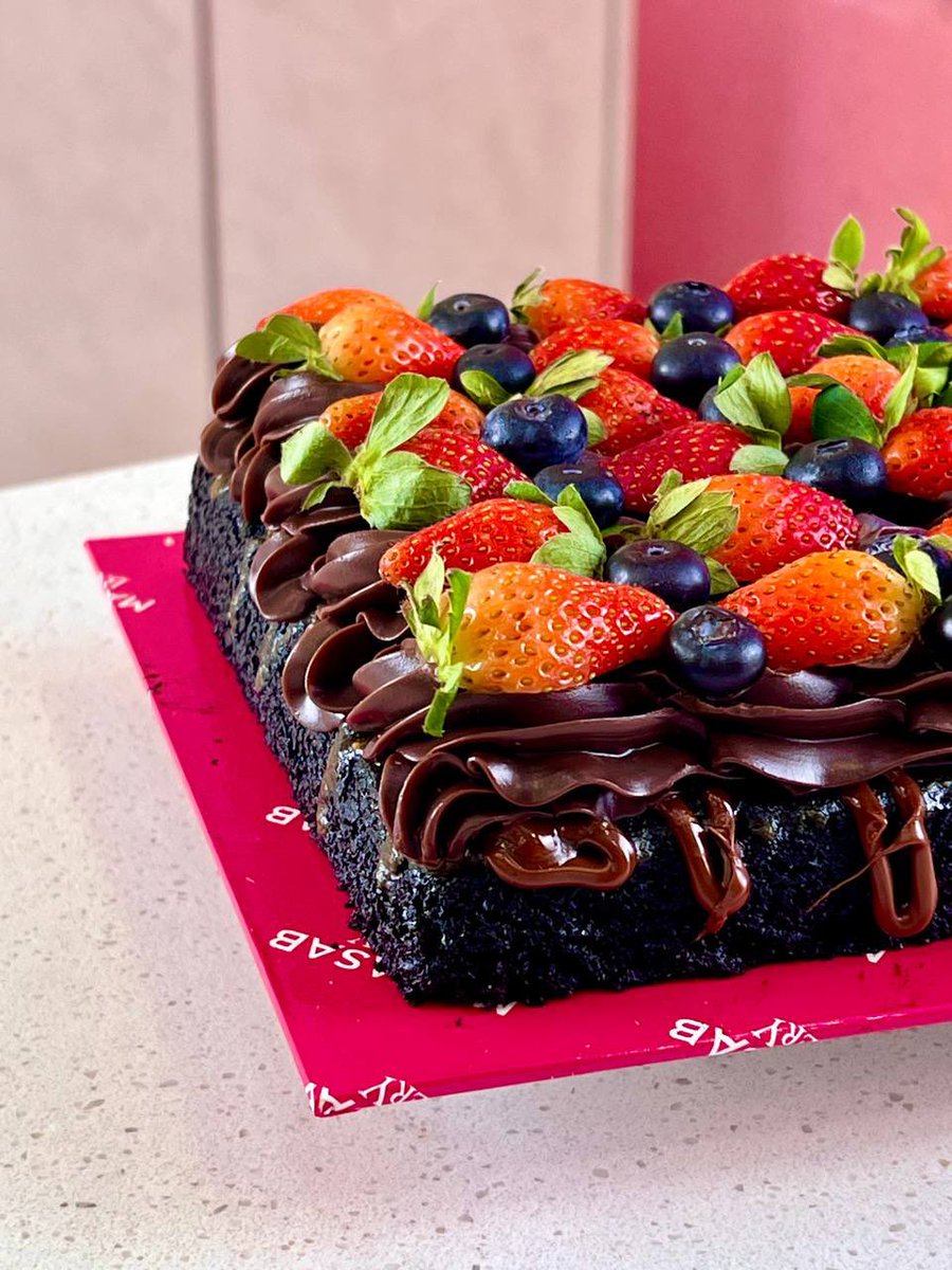 SharingisC49913's tweet photo. ✨Coklat Penuh Dengan Berries ✨

Nak rasa kelainan tak? Kelainan dari segi rasa lemak2 manis bersama dengan masam manis kehidupan 😌

Selalunya berries dicelup dengan coklat kan? Kalini berries jadi topping coklat pula. Agak2 masih sama rasanya atau lain?

Nak tahu jawapan? https://t.co/xo5AxoC69F