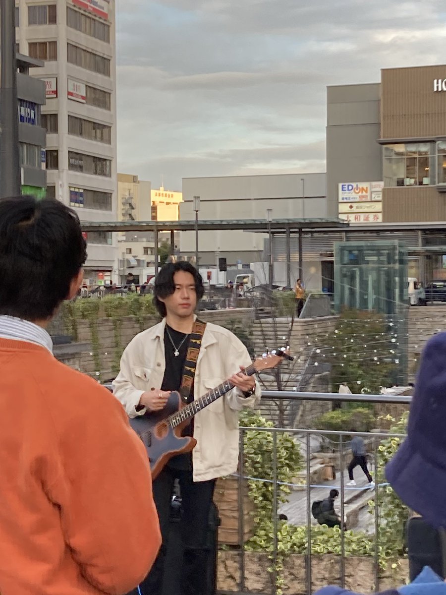 DUWVGy4RvuegigD's tweet photo. たまたま、姫路駅に行ったら、歌上手いお兄さんいると思ったら、本物😵ゲリラライブだったみたい https://t.co/BWXqXF9z7H