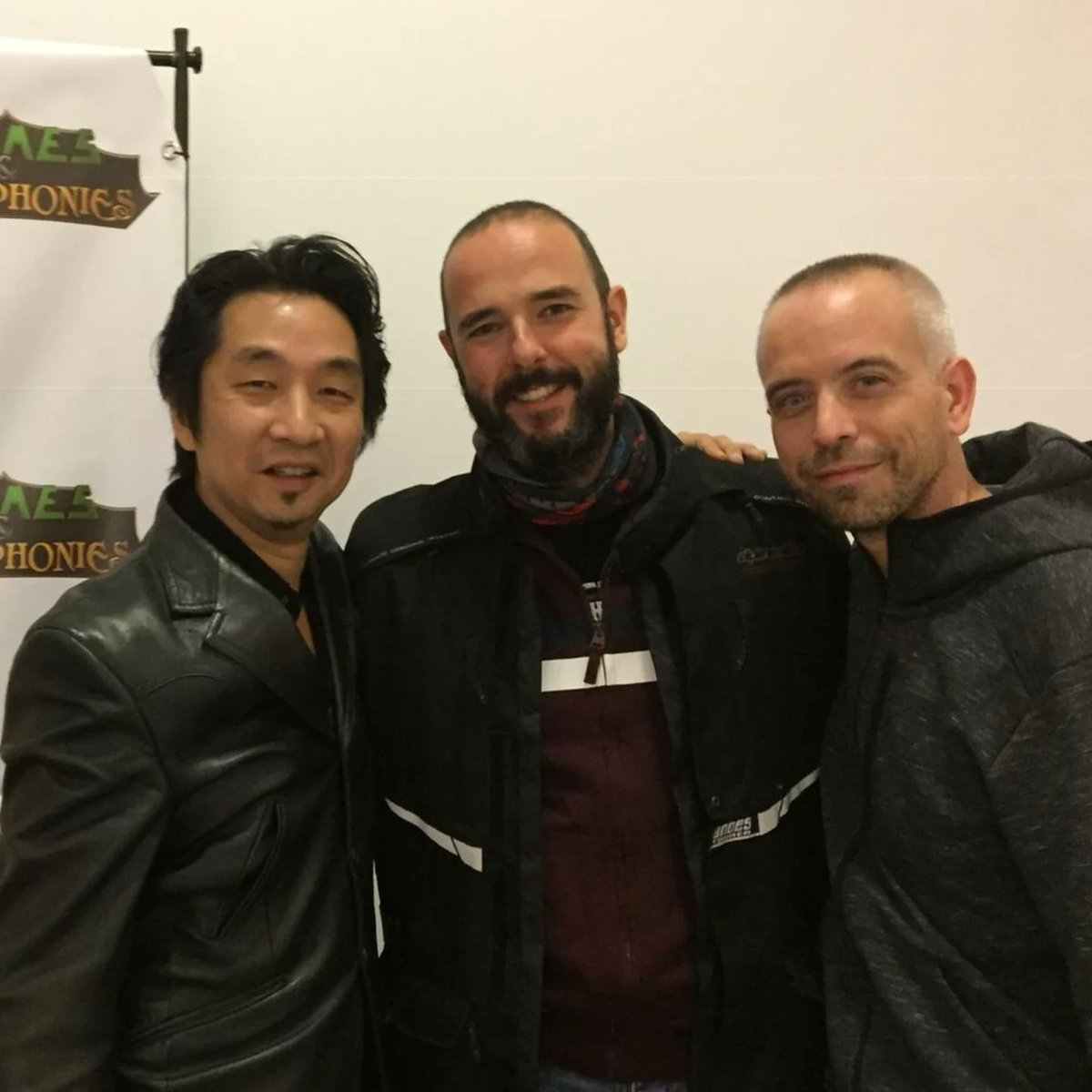 Tal dia com avui, 23 de novembre, de 2001, arriba a casa nostra una carta de la Mary dient-nos q ens espera a #SilentHill .
I ja q avui toca #SilentHill2 us deixo la meva foto amb Akira Yamaoka 😊(a instagram ho explico 😉)

Esteu jugant al Remake?Passeu por? Jo moltíssima...😱