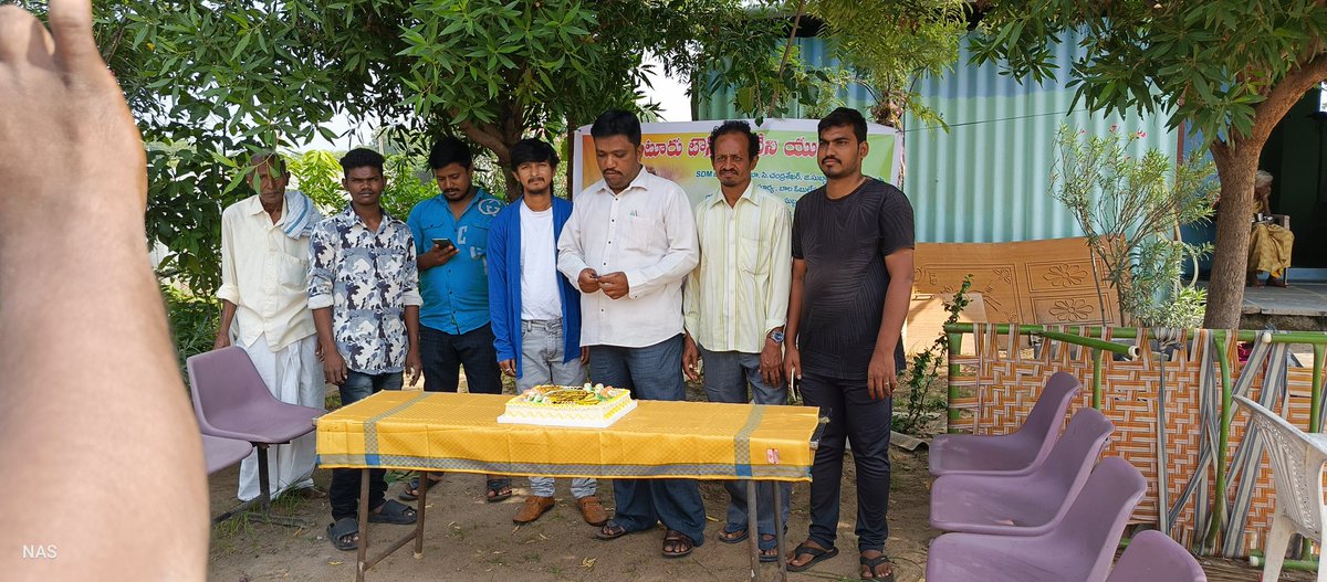 NasShasha's tweet photo. ఈరోజు యువ సామ్రాట్ అక్కినేని నాగచైతన్య పుట్టినరోజు సందర్భంగా పొద్దుటూరు ఫ్యాన్స్ SDM basha  NAS shasha ఆధ్వర్యంలో అన్నదాన కార్యక్రమం మరియు కేక్ కటింగ్ జరిపించడం జరిగింది @AnnapurnaStdios @chay_akkineni @AkhilAkkineni8 @iamnagarjuna @chandoomondeti @MassChayCults https://t.co/nHBhiPcnji