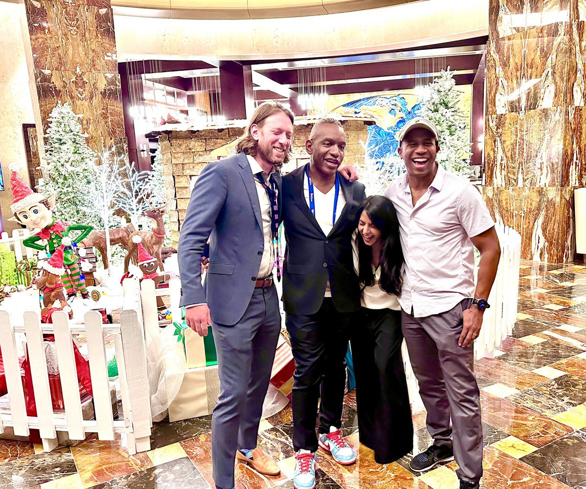 Rupa Juthani, MD, FAANS, FCNS (@rupa_juthanimd) on Twitter photo What do neurosurgeons do @ #SNO2024? We debate Kaplan Meier curves then take pictures in front of Christmas displays. Naturally. <a href="/EKNduom/">Edjah Nduom, MD (he/him)</a> <a href="/NdukaAmankulor/">Nduka Amankulor, MD</a> <a href="/BradZachariaMD/">Brad Evan Zacharia</a> What do neurosurgeons do @ #SNO2024? We debate Kaplan Meier curves then take pictures in front of Christmas displays. Naturally. <a href="/EKNduom/">Edjah Nduom, MD (he/him)</a> <a href="/NdukaAmankulor/">Nduka Amankulor, MD</a> <a href="/BradZachariaMD/">Brad Evan Zacharia</a>