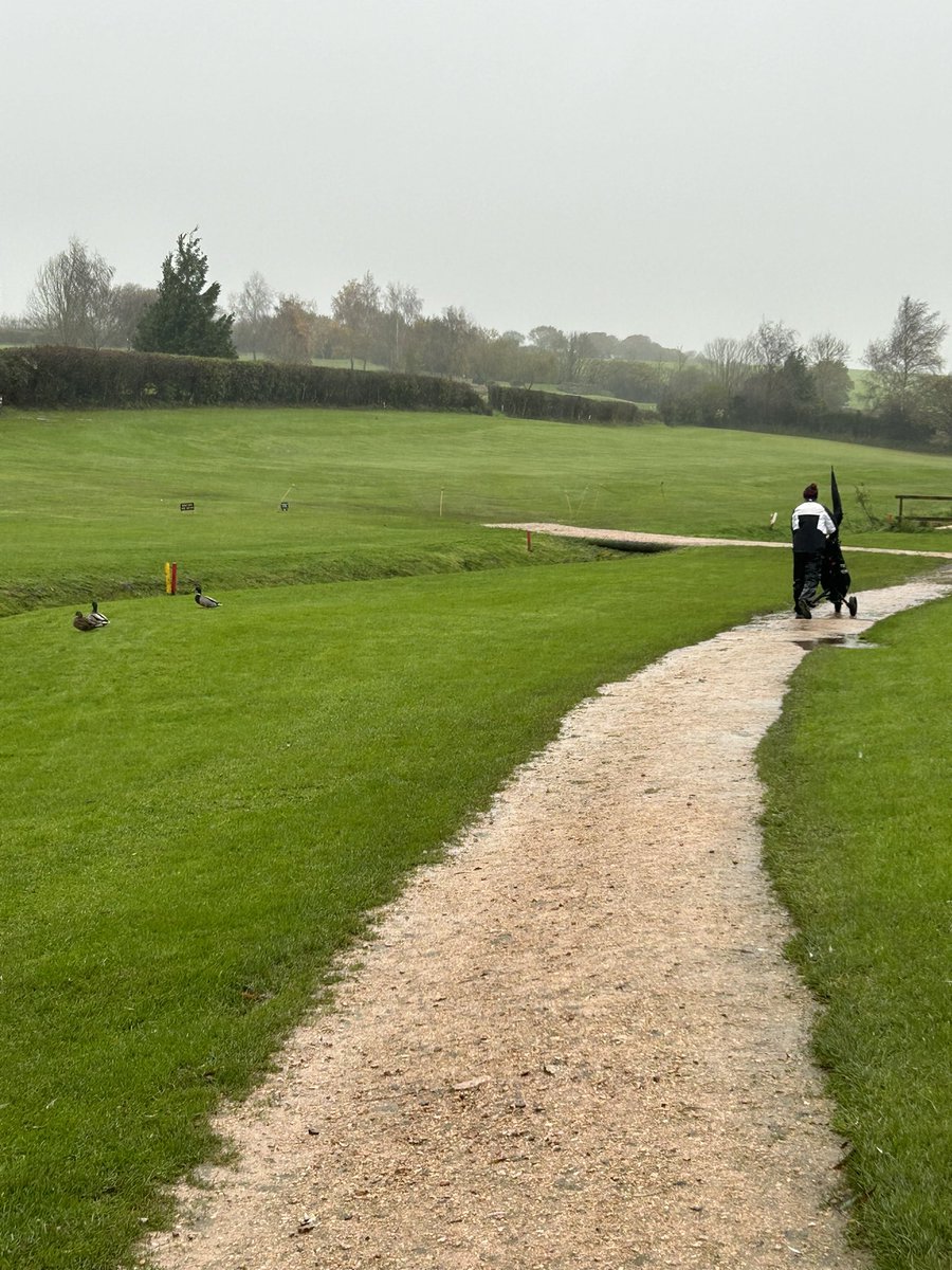 kingstevothe1st's tweet photo. @MailOnline only ducks and Jamie durrant play golf in a storm 😂🤣 https://t.co/muPyiEURKp