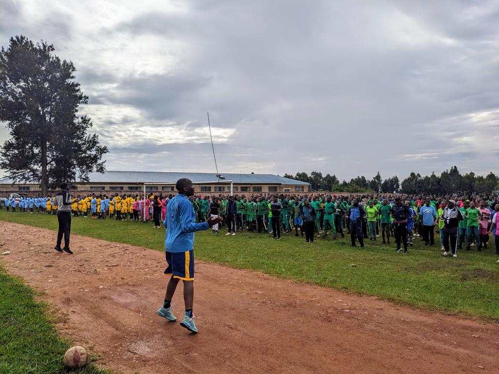 GisagaraNyc's tweet photo. None kuwa 23/11/2024 #Urubyiruko twabyukiye muri #Sport ya bose yabereye mu murenge wa #Save yitabiriwe n'Umuyobozi w'Akarere wungirije VED @HABINEZAJEANPA4 yatanze ubutumwa k'urubyiruko bwo Kwirinda #Ibiyobyabwenge nizindi ngeso mbi bakarangwa n'Indangagaciro. @RwandaYouthArts https://t.co/5WaKWQg8kl