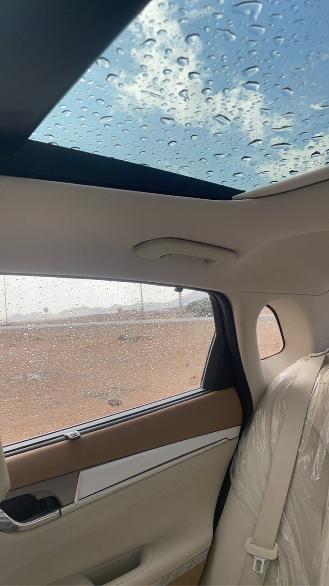 adl5112's tweet photo. لا جيت اشبهه كنه المطر مع فارق التشبيه
 يبلّ الروح ويداوي الجروح و يجليّ الغمَه🤍. https://t.co/XR5XoIdbYa