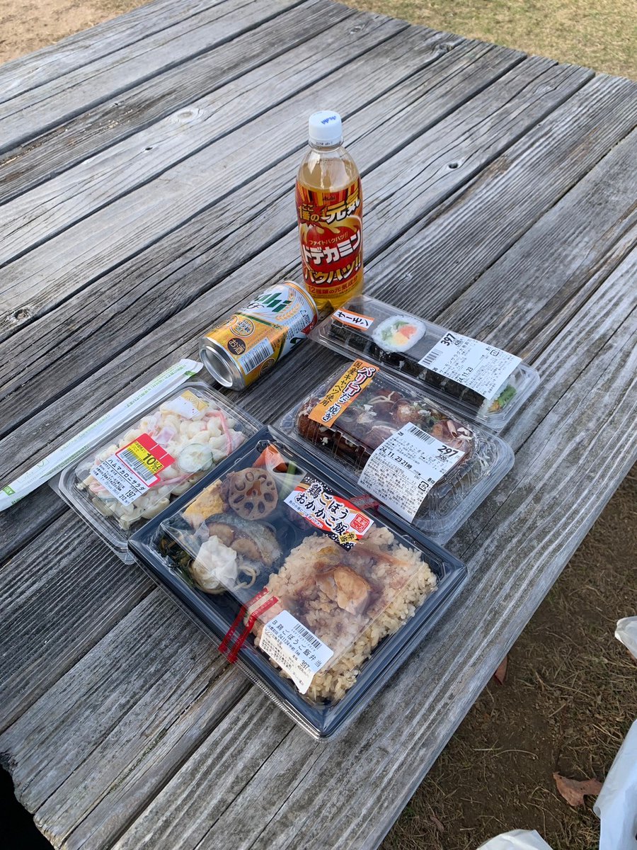 maritaro_0831's tweet photo. 弁当持ってタンポポ💩探しに。
…結果は無かった。涙を拭いながら
数年ぶりのCOCO'Sで休憩した今日この頃 https://t.co/fHHOFKXAyA