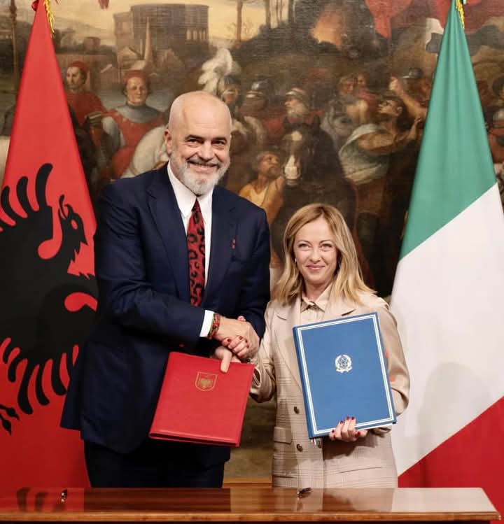 È finita così (almeno per ora), con il ritiro di quasi tutti gli operatori dei centri di rimpatrio di migranti in Albania, richiamati in tutta fretta in Italia dal governo.

Ne resteranno solo sette. E non sono previsti ricambi. Mentre i due campi di Shengjin e Gjader sono