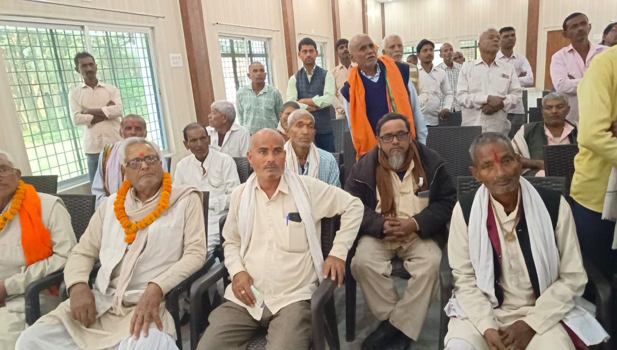 राजकीय कृषि बीज भंडार मुजेहना में गोंडा डीएम नेहा शर्मा ने किसानों को मशूर के बीज का किया वितरण <a href="/CMOfficeUP/">CM Office, GoUP</a> <a href="/UPGovt/">Government of UP</a> <a href="/ChiefSecyUP/">S.P. Goyal, Chief Secretary, GoUP</a> <a href="/dmgonda2/">DM / DEO Gonda</a> <a href="/InfoDeptUP/">Information and Public Relations Department, UP</a>