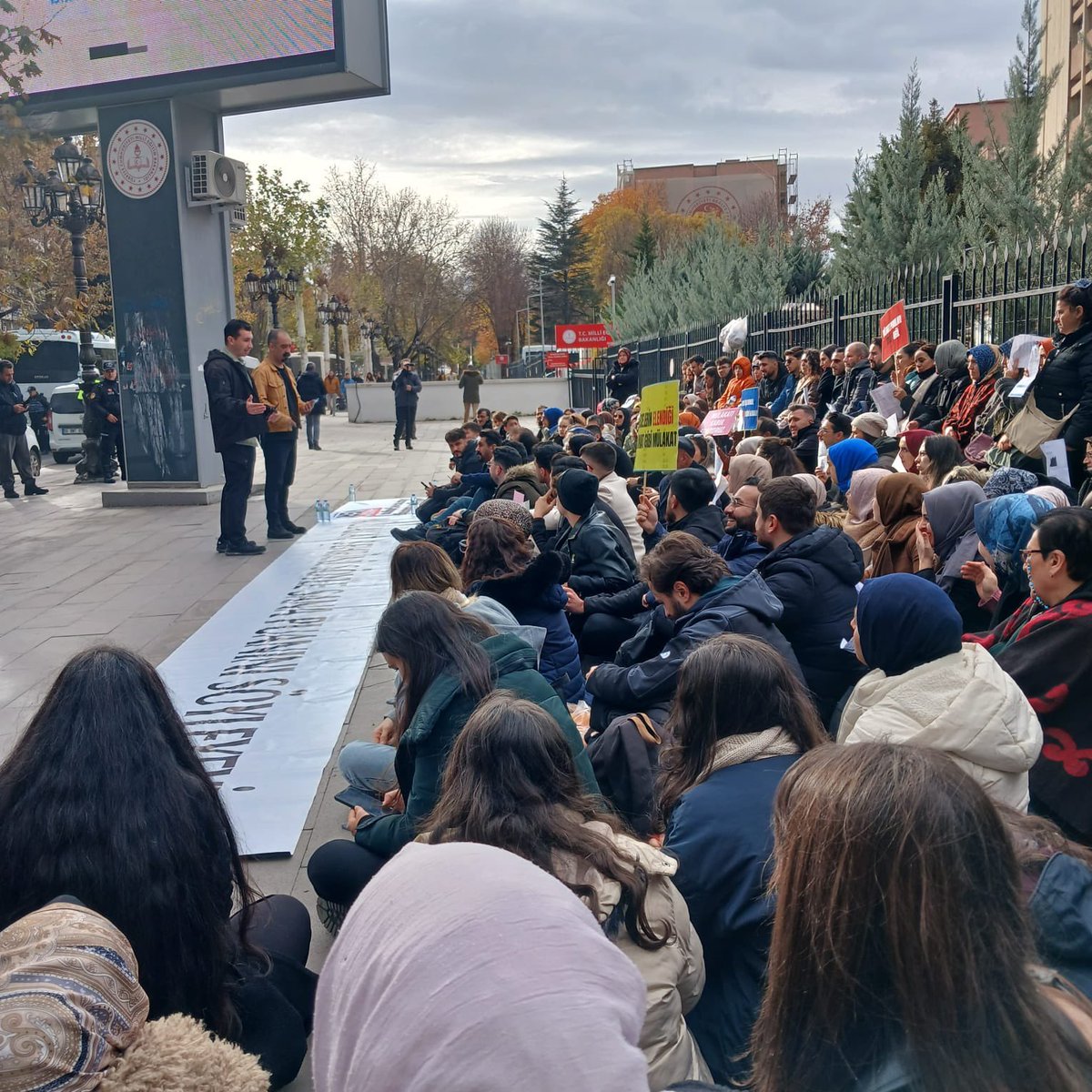 derece yapan öğretmenler mülakatla kontenjan dışı kaldı. Hani mülakat nitelikli öğretmen seçmek için yapılıyordu. Hakkımız gasp edildi EK YERLEŞTİRME istiyoruz 

 #RTEdenEkYerleştirmeMüjdesi