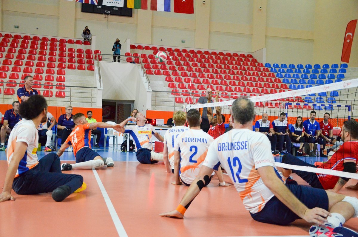 Na de eerste twee sets met 14-25 en 16-25 te hebben gewonnen, gaf Frankijk aan het begin van de derde set flink gas. Uiteindelijk werd dit toch 20-25!
Vanmiddag om 16.00 uur is de tegenstander Georgië.
Meekijken kan via de livestream. Meer info:
volleybal.nl/.../ek-b-teamnl...