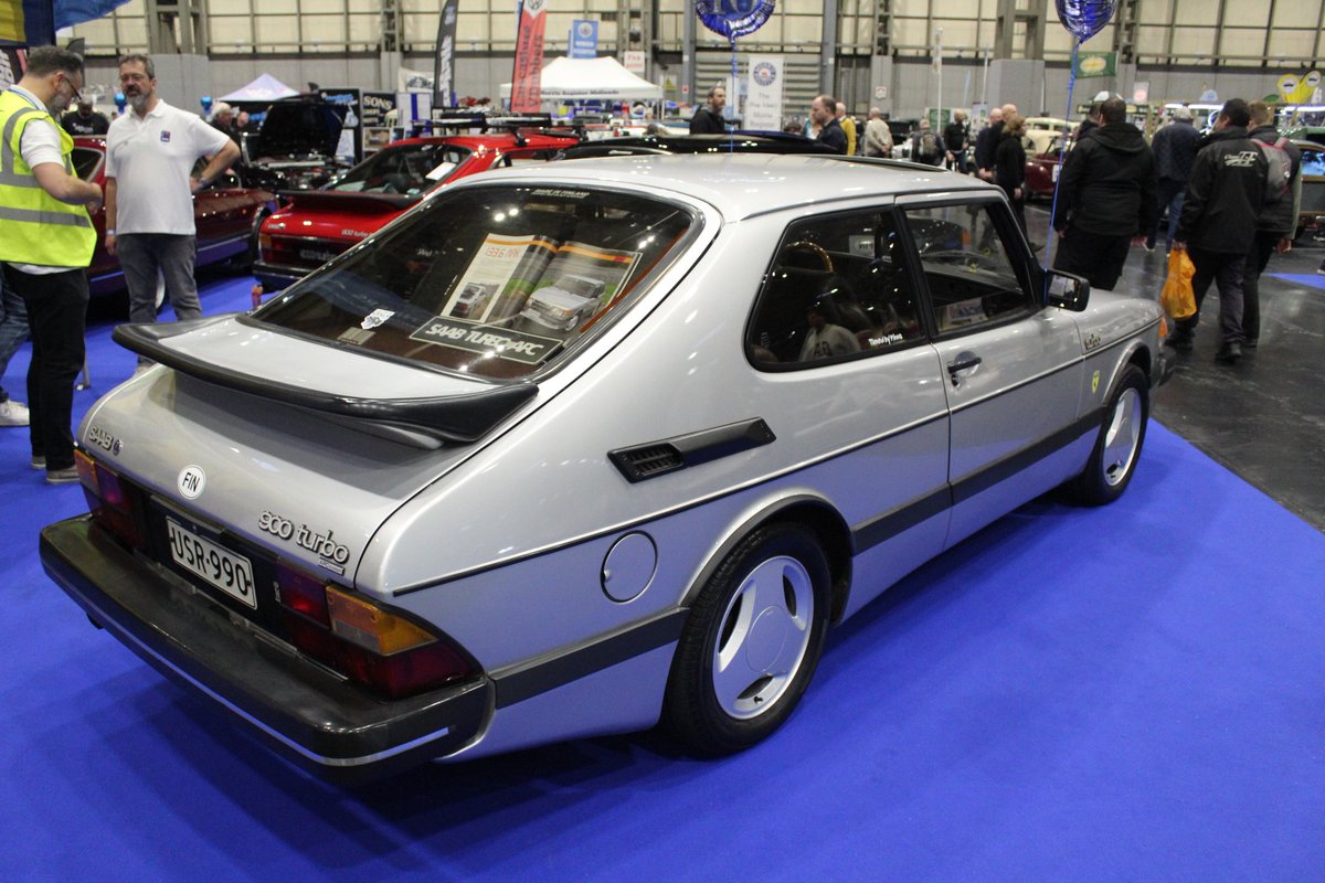 Good morning! Let's go back two weekends and enjoy this stunning Saab 900 Turbo!

This was on the Saab Owners Club display at the Classic Car Show.

#saabsaturday
<a href="/Dagman_Saab/">John Daggett</a>