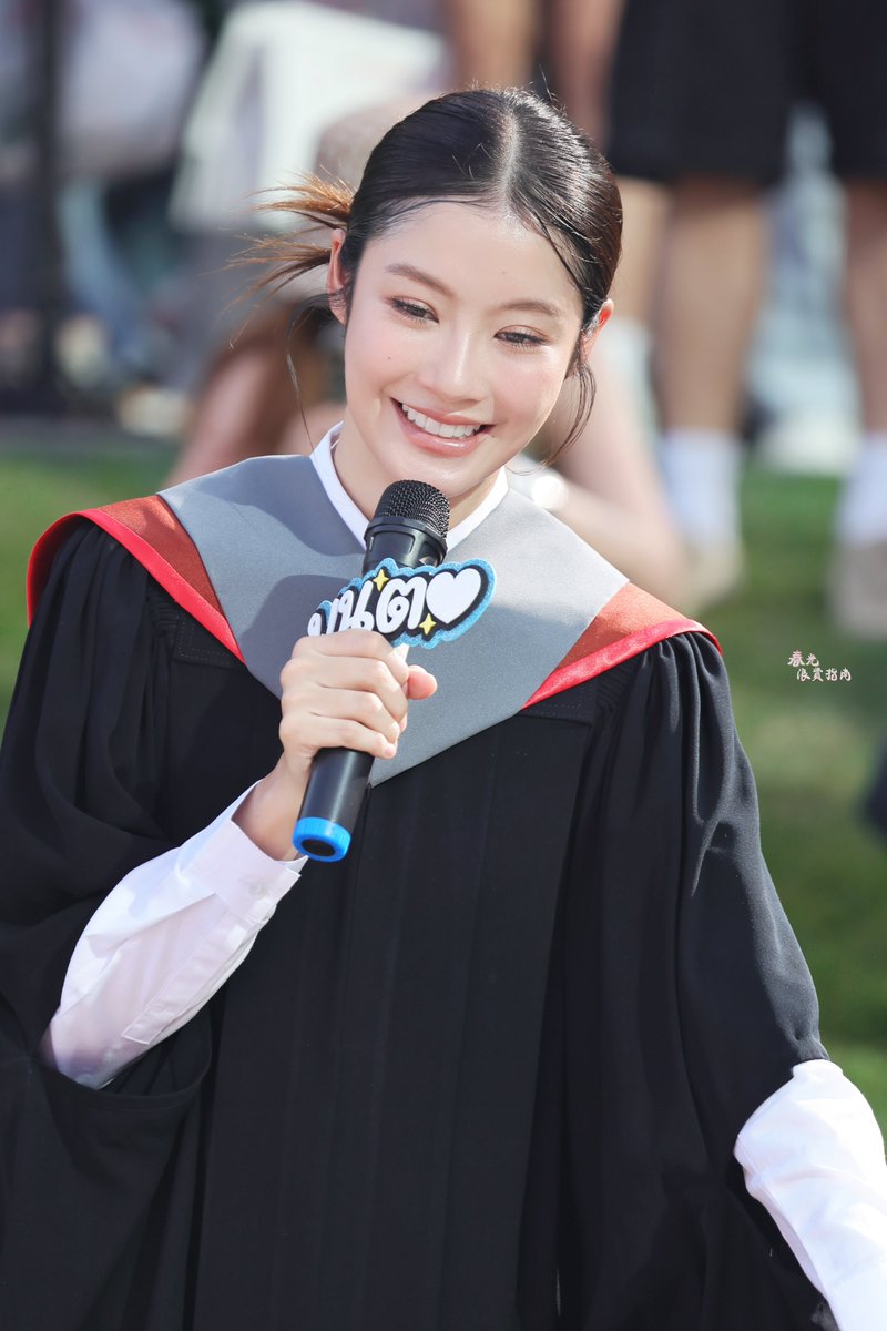 springwaste's tweet photo. 🗞｜🎓｜👩🏻𝙃𝙖𝙥𝙥𝙮 𝙜𝙧𝙖𝙙𝙪𝙖𝙩𝙞𝙤𝙣

#NAMTANGRADUATION
@NamtanTipnaree
#NamtanTipnaree #โมจิของนต
#น้ำตาลฟิล์ม #NamtanFilm https://t.co/w7huLdddbE