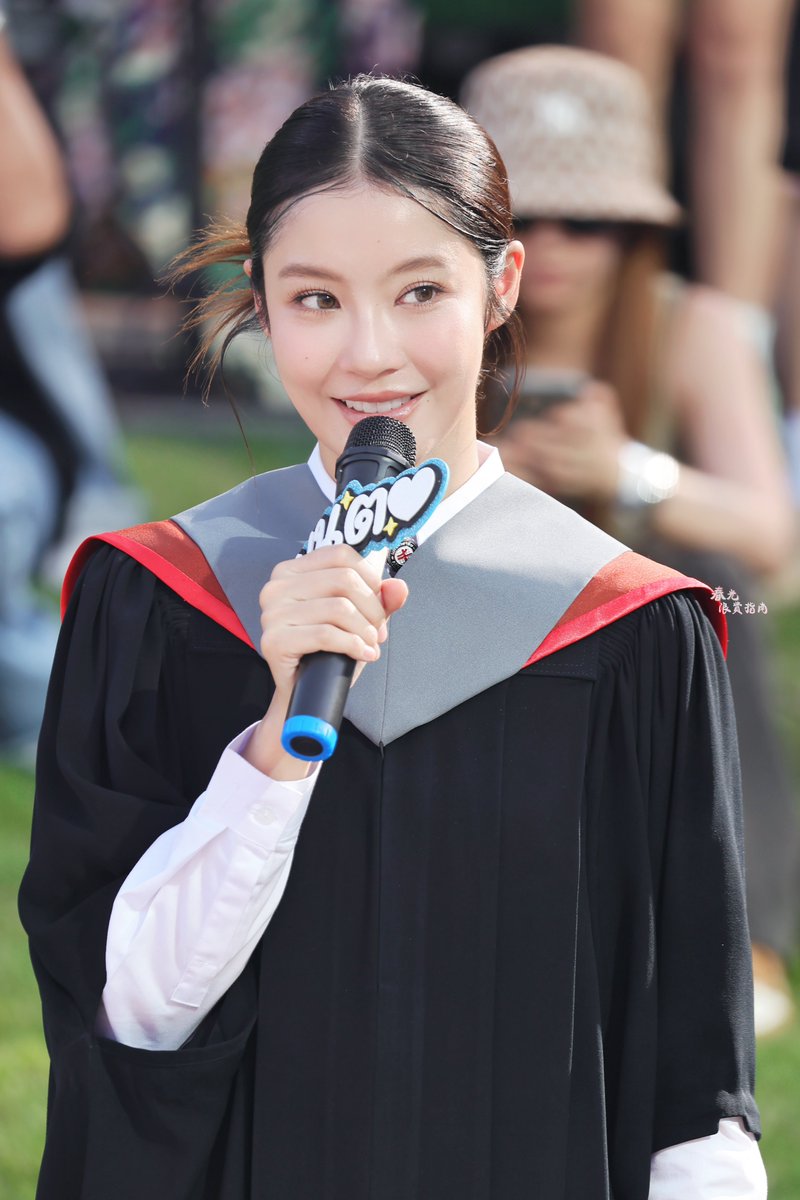 springwaste's tweet photo. 🗞｜🎓｜👩🏻𝙃𝙖𝙥𝙥𝙮 𝙜𝙧𝙖𝙙𝙪𝙖𝙩𝙞𝙤𝙣

#NAMTANGRADUATION
@NamtanTipnaree
#NamtanTipnaree #โมจิของนต
#น้ำตาลฟิล์ม #NamtanFilm https://t.co/w7huLdddbE