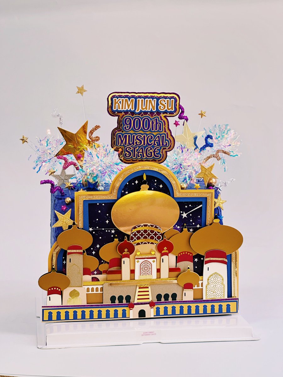 💫
𝐊𝐈𝐌𝐉𝐔𝐍𝐒𝐔 𝟗𝟎𝟎𝐭𝐡 𝐌𝐮𝐬𝐢𝐜𝐚𝐥 𝐒𝐭𝐚𝐠𝐞
-
뮤지컬 900회 공연을 앞둔 지금,
아그라바 왕국을 모티브로 한 커스텀 케이크를 전해드렸어요!

늘 본인만의 에너지로 무대를 가득 채우며, 매 순간 큰 용기와 힘을 건네 주는 김준수 배우님!
뮤지컬 900회 공연을 진심으로 축하합니다♡