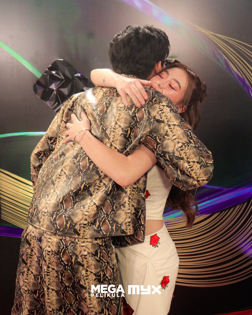 'Yung higpit nang yakap talaga 'yon #Jarren at #Fyang eyyyyyy yieeeeee!!! ❤️❤️❤️

#MegaKapamilya #JarFyang <a href="/jarrenglorious/">JARREN</a>
