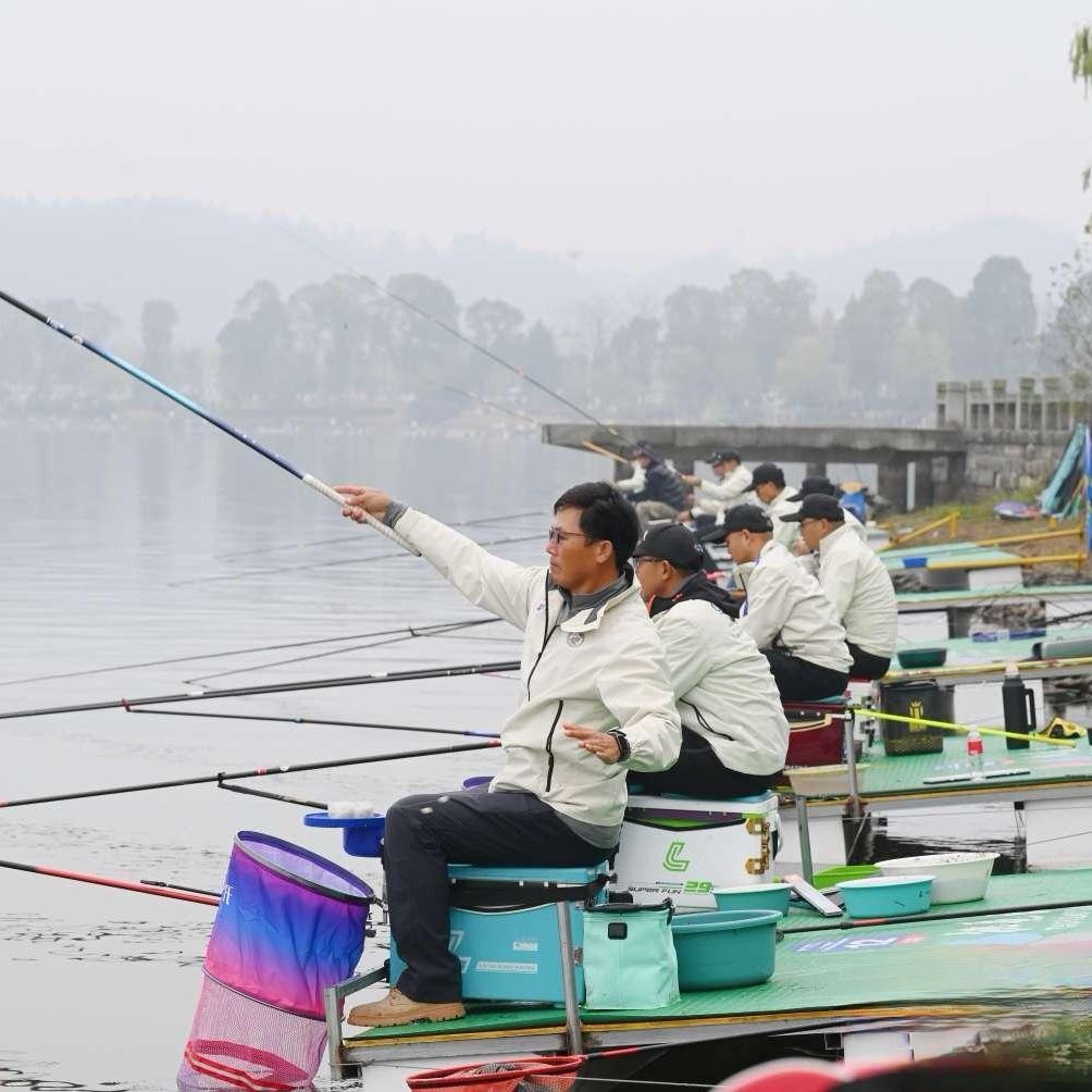 lancaiho's tweet photo. The 2024 China Changde Taohuayuan Lake and Reservoir Leisure Fishing Competition has begun at Guyuan Lake in Taohuayuan. Nearly 600 contestants from 300 teams across the country are in their positions and showing their unique skills. https://t.co/LCq2IIi6cc