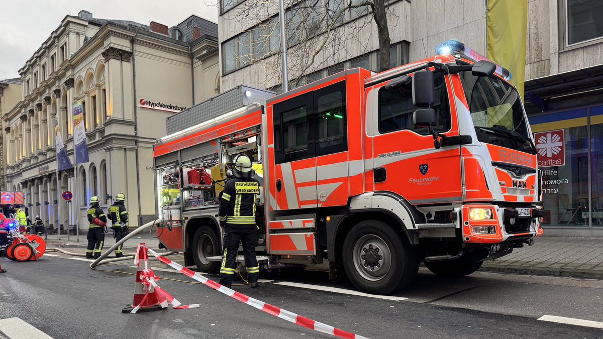 FeuerwehrWI's tweet photo. Die Entrauchung ist zwischenzeitlich weitgehend abgeschlossen. Aktuell wird die Bergung des betroffenen Fahrzeugs aus der Tiefgarage vorbereitet. Erste Kräfte wurden aus dem Einsatz entlassen. ^jh https://t.co/VA5MaWfFfR