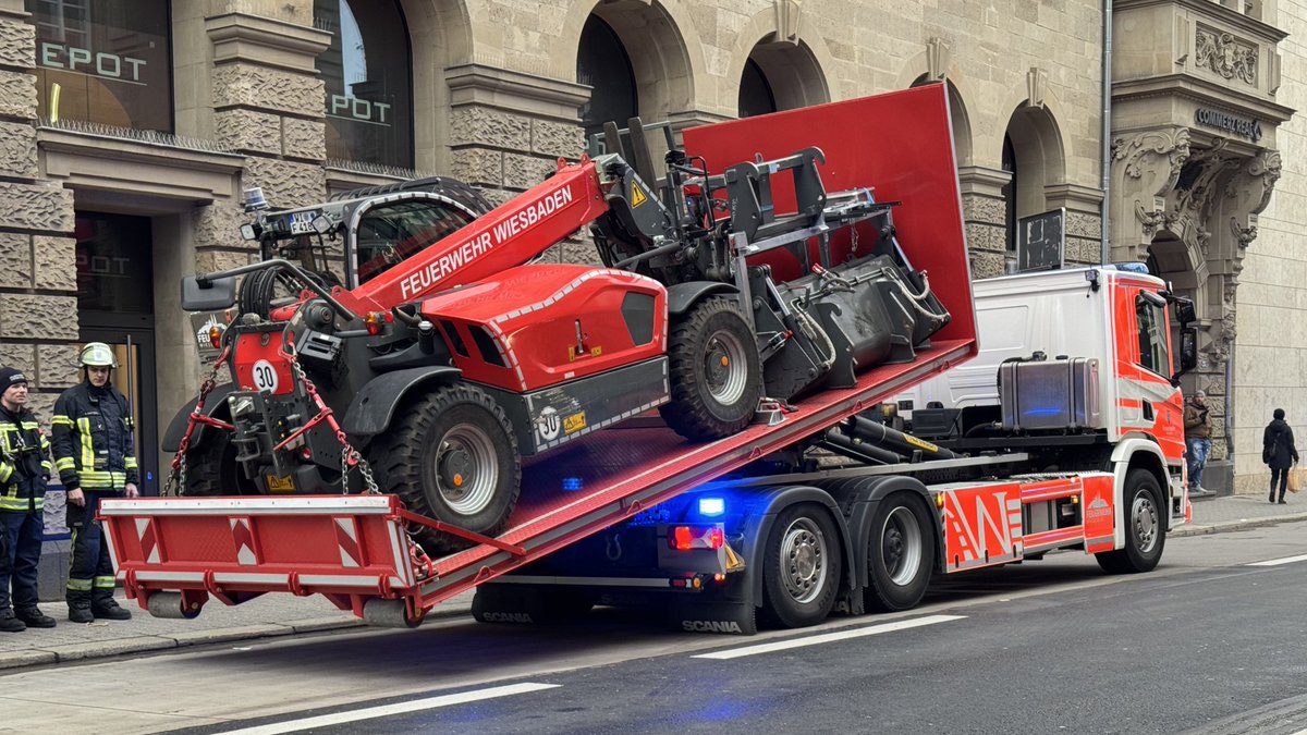 FeuerwehrWI's tweet photo. Die Entrauchung ist zwischenzeitlich weitgehend abgeschlossen. Aktuell wird die Bergung des betroffenen Fahrzeugs aus der Tiefgarage vorbereitet. Erste Kräfte wurden aus dem Einsatz entlassen. ^jh https://t.co/VA5MaWfFfR