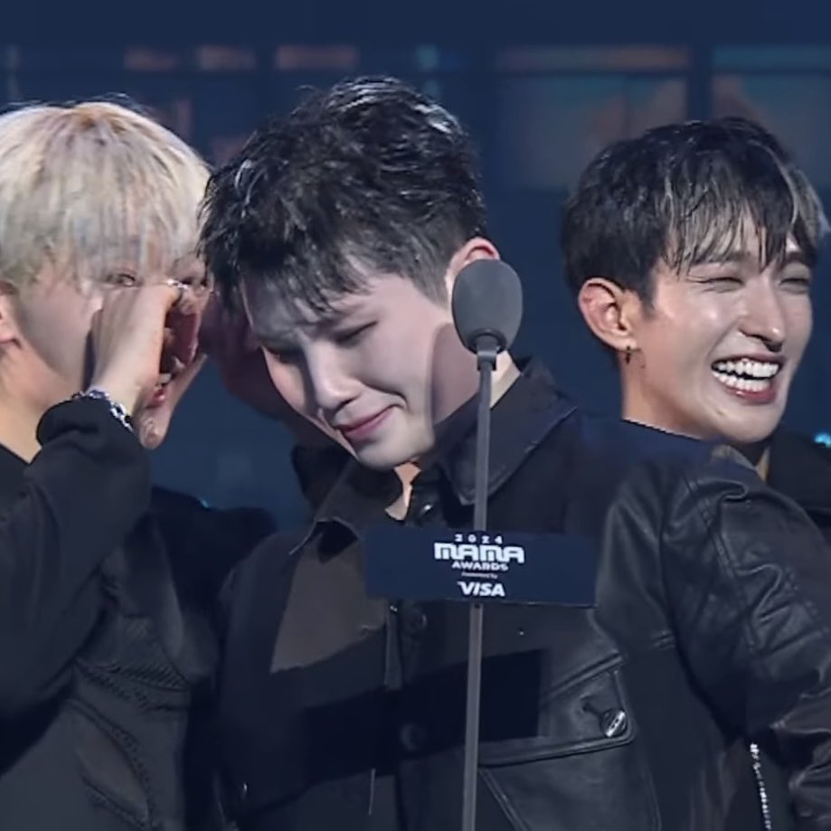 xmhlovre's tweet photo. how I wish I could hug SEVENTEEN right now, especially you two. we know how much you love what you do, how many efforts and sacrifices you made just to be here today. I hope you know how much we love and appreciate you, our leaders (Hoshi)

WE LOVE YOU, SEVENTEEN!!! 🥺🤍 https://t.co/fJgbaz4WeB