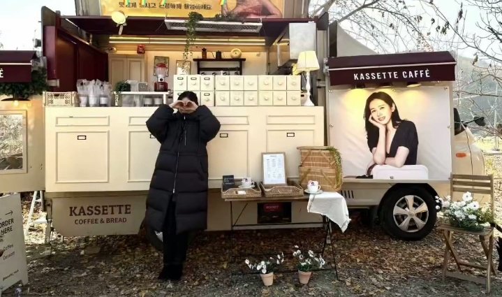 hyunbinsarchive's tweet photo. yesterday hyun bin and little alkong sent a food truck to the filming set of mommy son yejin's upcoming movie showing their support 🥹🫶🏻

“uncles and aunties, cheer up! 🤍” https://t.co/8T6MBR4Wda