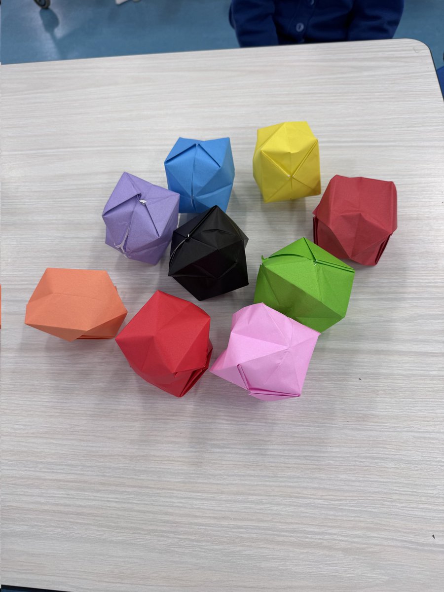 We made fantastic balloons at Origami club.