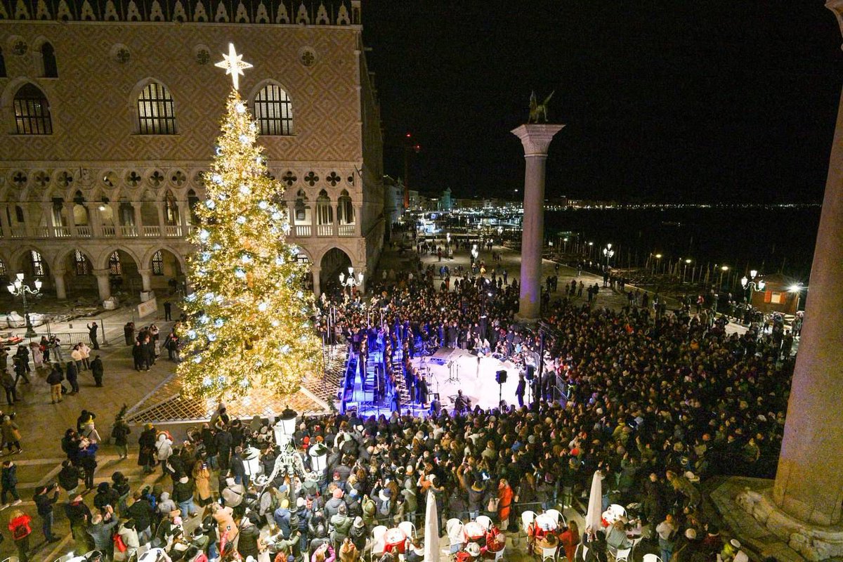 GruppoHera's tweet photo. 🎄Da ieri, la magia del #Natale illumina Piazza San Marco a #Venezia! Presenti all’accensione dell’albero il Sindaco @ Luigi Brugnaro e Isabella Malagoli, Amministratore Delegato di #EstEnergy e #HeraComm #GruppoHera, che quest'anno sostiene le iniziative natalizie della città. https://t.co/dgWaVwvHDb
