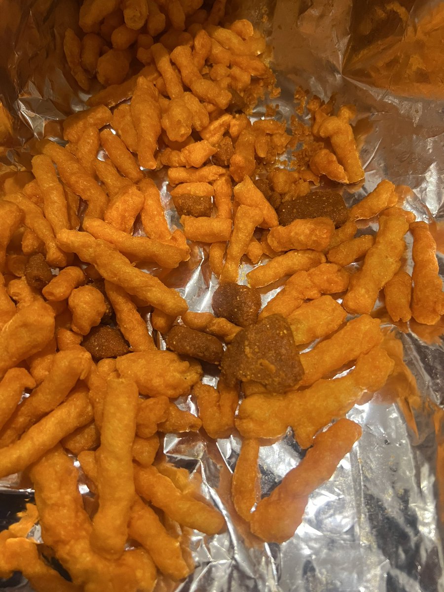 ArSTS1234's tweet photo. @CheetosArabia هذا ما وجدته في الشيتوز لدرجة اتوقع امر كافي خلاني ادخل السوبر ماركت واهرب من هذا المنتج لانو الطعم كان جداً سيء ادى الى التقيء واتواصلت مع الشركه وقدمت بلاغ تجاري لكن بدون جدى https://t.co/qruQJQNdBH