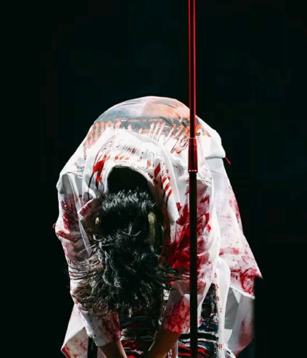 Berylyuyuyu's tweet image. For so many years of debut, 
#GDRAGON has been bowing 90 degrees.

RETURN OF THE KINGS
#GDRAGONisBACK 
#GDRAGONxMAMA2024 
#BIGBANGxMAMA2024