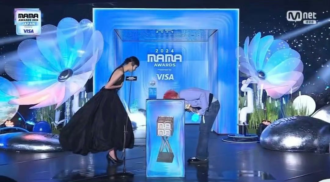 Berylyuyuyu's tweet image. For so many years of debut, 
#GDRAGON has been bowing 90 degrees.

RETURN OF THE KINGS
#GDRAGONisBACK 
#GDRAGONxMAMA2024 
#BIGBANGxMAMA2024