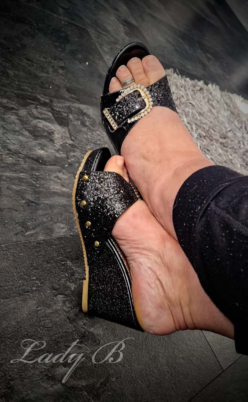 Mistress_B67's tweet photo. Einen sonnigen Samstag Euch meine Lieben... ✨️🔐✨️👑✨️
#Pantoletten #Latschen #femalesupremacy #Mistress #Sissynutte #Keuschhaltung #gelberonkel #zofenerziehung 
@DominaDir
@raul_support
@FINmessageDE
@MoneyDomDir
@dominasclub
@FemDomRT007 
@schwanznutte87 https://t.co/EZn9zTfJYf