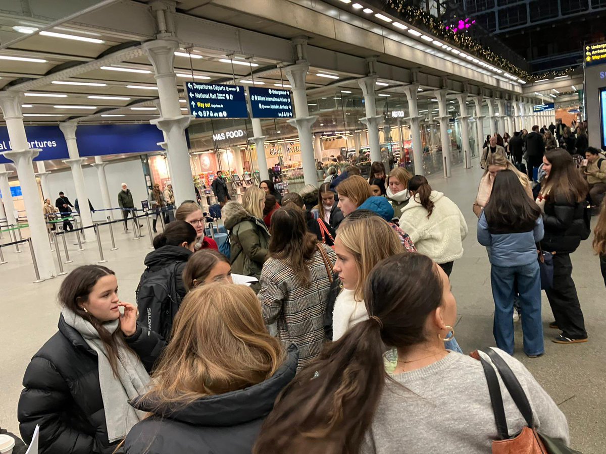 Destination Lille! Looking forward to some festive shopping today with some of our UVI &amp;LVI <a href="/FHSRegentsPark/">Francis Holland Regent’s Park</a> au Marché de Noël 🎁 🤶 🎄