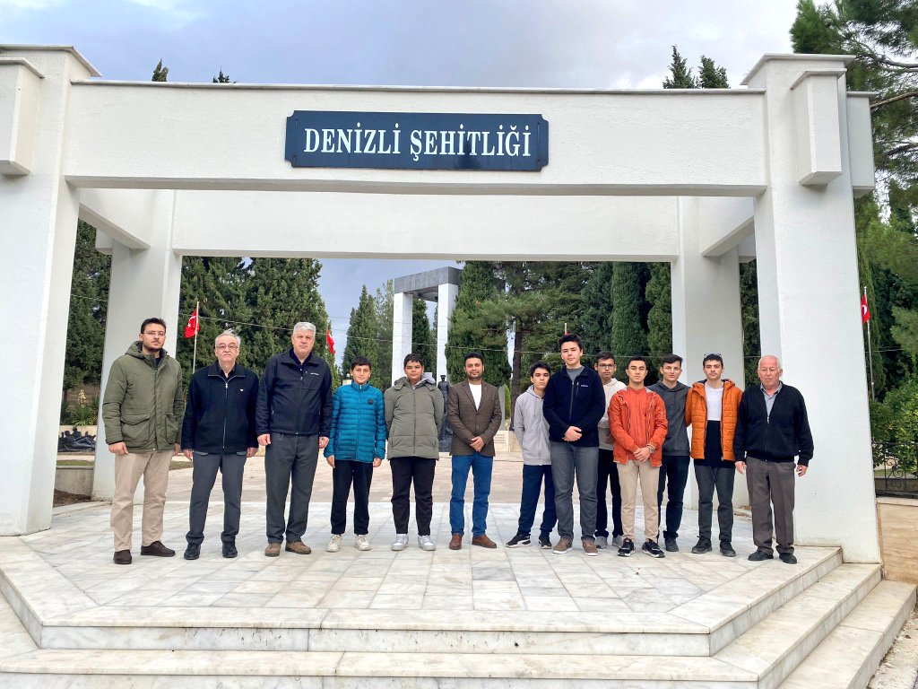 denizlimem's tweet photo. 24 Kasım Öğretmenler Günü etkinlikleri kapsamında Pamukkale Belediyesi Muhammet Serter Anadolu İmam Hatip Lisesi öğrencileri, müdürlüğümüz yöneticileri ve öğretmenlerimizle Denizli Asri Mezarlıktaki Denizli Şehitliği ziyareti gerçekleştirdi. 

@tcmeb 
@Yusuf__Tekin 
@emre_caliskan 
#24Kasım