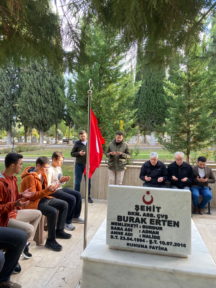 denizlimem's tweet photo. 24 Kasım Öğretmenler Günü etkinlikleri kapsamında Pamukkale Belediyesi Muhammet Serter Anadolu İmam Hatip Lisesi öğrencileri, müdürlüğümüz yöneticileri ve öğretmenlerimizle Denizli Asri Mezarlıktaki Denizli Şehitliği ziyareti gerçekleştirdi. 

@tcmeb 
@Yusuf__Tekin 
@emre_caliskan 
#24Kasım