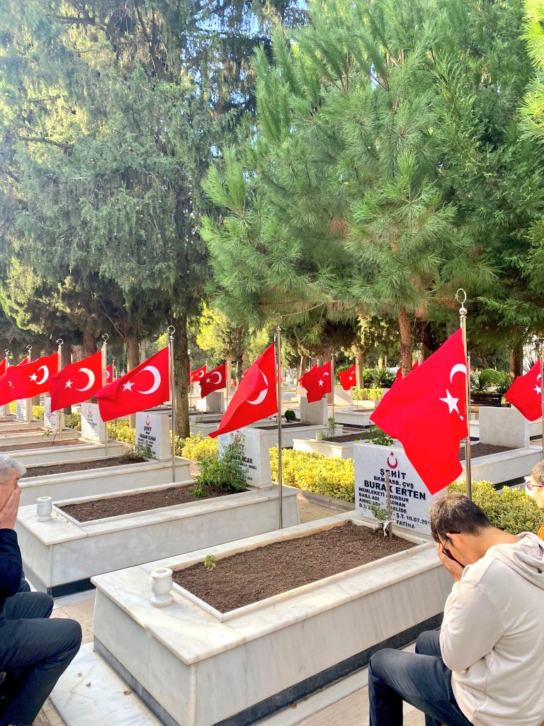 denizlimem's tweet photo. 24 Kasım Öğretmenler Günü etkinlikleri kapsamında Pamukkale Belediyesi Muhammet Serter Anadolu İmam Hatip Lisesi öğrencileri, müdürlüğümüz yöneticileri ve öğretmenlerimizle Denizli Asri Mezarlıktaki Denizli Şehitliği ziyareti gerçekleştirdi. 

@tcmeb 
@Yusuf__Tekin 
@emre_caliskan 
#24Kasım