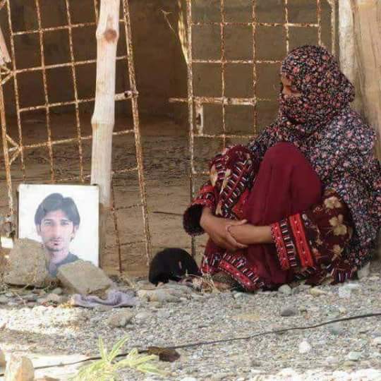 Baloch_tweets1's tweet photo. جبری گمشدگیاں انسانیت سوز عمل ہے،
اس ریاست کے اندر بلوچ اپنے ساتھ ہونیوالے جبر و استحصال کے خلاف مزاحمت کرنے، قومی شناخت کی بقا کیلئے سوال اٹھانے اور سیاسی مزاحمت کرنے کی پاداش میں اٹھایا جا رہا ہے کیونکہ ریاست کو بلوچوں کی شعوری سوچ ہضم نہیں ہو رہی۔
#EndEnforedDisappearances
#SaveBalochStudents
