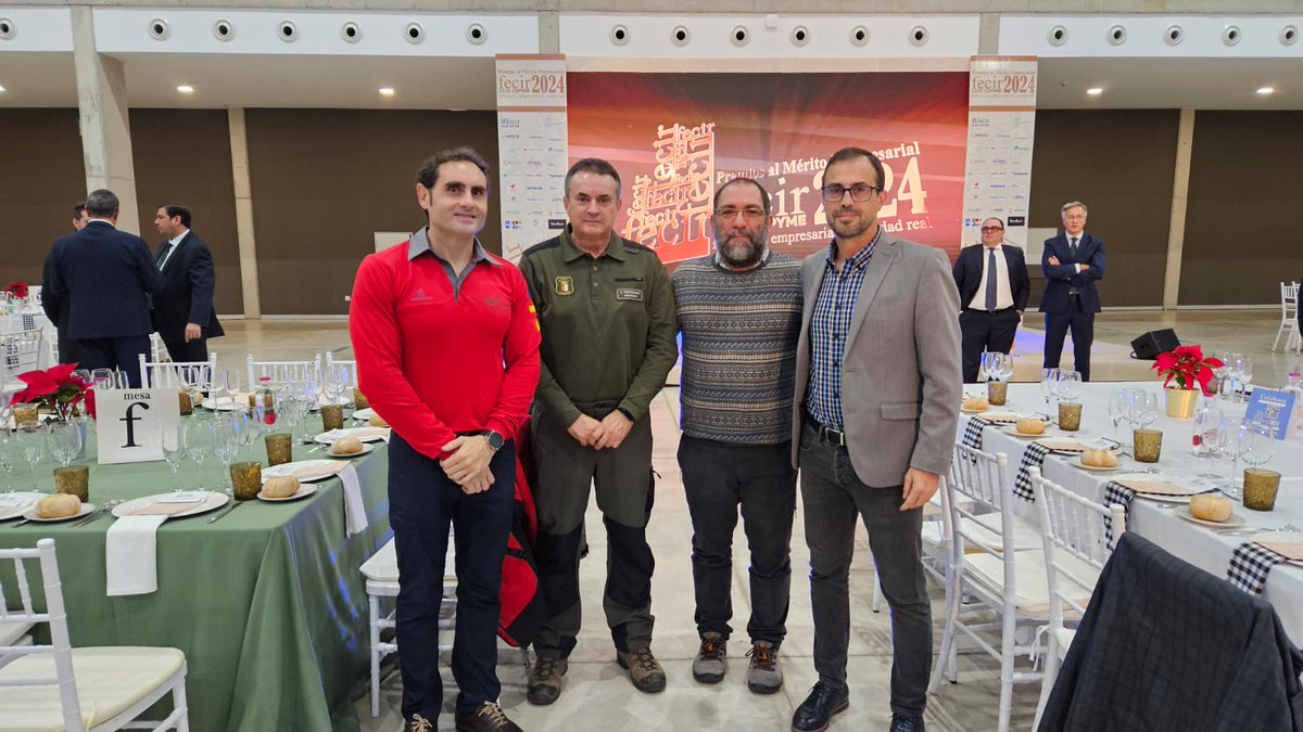 Plan_INFOCAM's tweet photo. Este viernes @fecirciudadreal ha entregado los  premios empresariales y ha reconocido la labor de #Infocam de @gobjccm en #IIFF y otras emergencias.

Muchas gracias y enhorabuena a todos los premiados. https://t.co/9UjS7s1ZDy