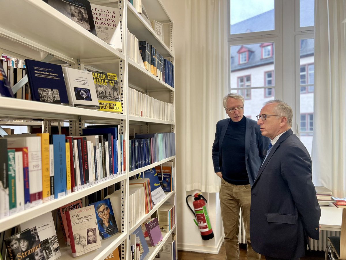 PLinDeutschland's tweet photo. Schon seit den späten 1960er Jahren hatte Karl #Dedecius die Idee, in West-Deutschland ein Zentrum für Polenstudien zu gründen. Jetzt ist das @Dt_Pl_Inst das Zentrum für polnische Geschichte, Politik, Kultur und Gesellschaft und die 🇩🇪🇵🇱 Beziehungen.
🇵🇱CDA Jan Tombiński traf sich mit dem Direktor Prof. Peter O. Loew um über gemeinsame Pläne für 2025 auszutauschen. Dziękujemy za spotkanie!
https://t.co/9YEJTF9yhT