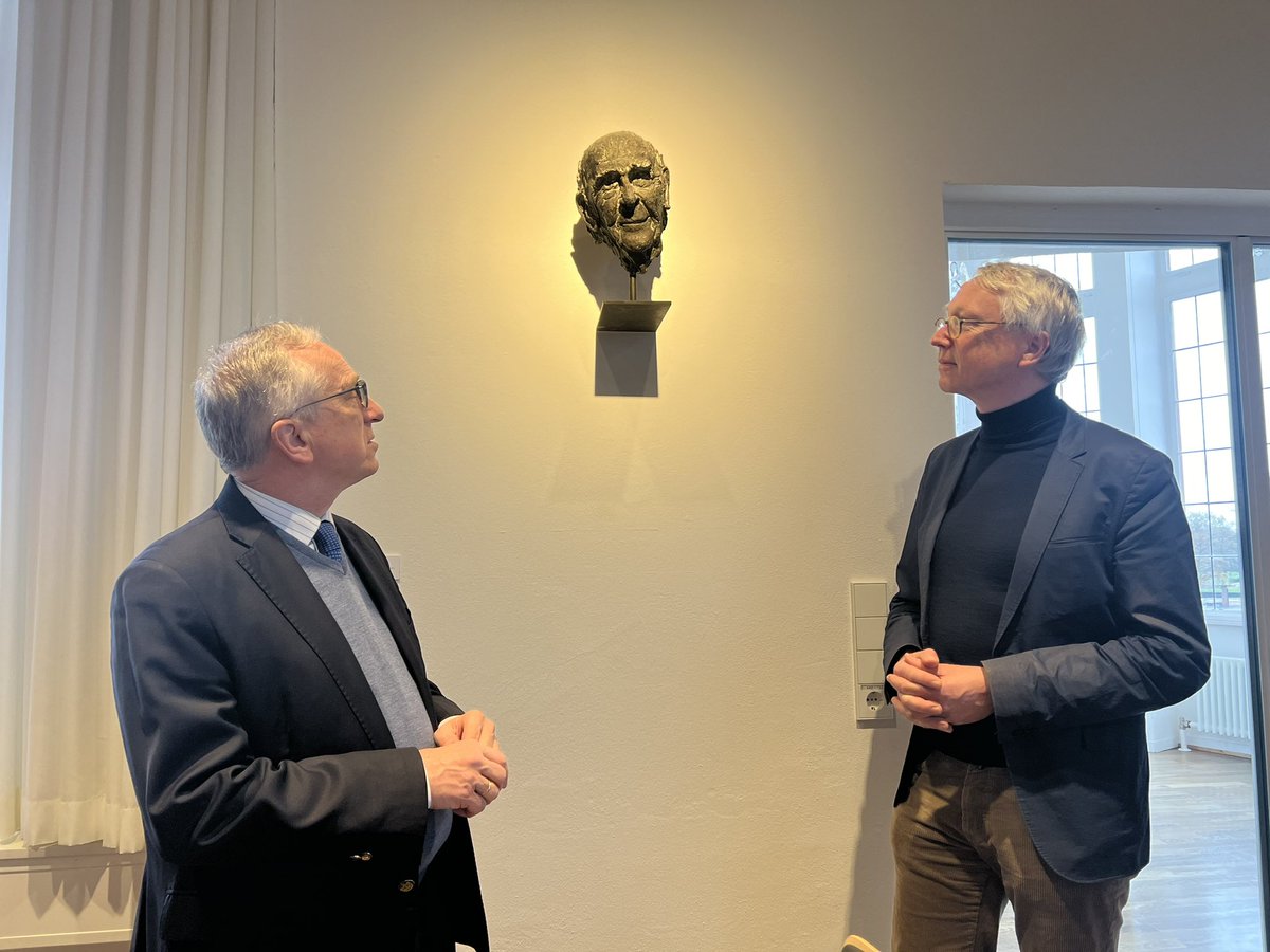 PLinDeutschland's tweet photo. Schon seit den späten 1960er Jahren hatte Karl #Dedecius die Idee, in West-Deutschland ein Zentrum für Polenstudien zu gründen. Jetzt ist das @Dt_Pl_Inst das Zentrum für polnische Geschichte, Politik, Kultur und Gesellschaft und die 🇩🇪🇵🇱 Beziehungen.
🇵🇱CDA Jan Tombiński traf sich mit dem Direktor Prof. Peter O. Loew um über gemeinsame Pläne für 2025 auszutauschen. Dziękujemy za spotkanie!
https://t.co/9YEJTF9yhT