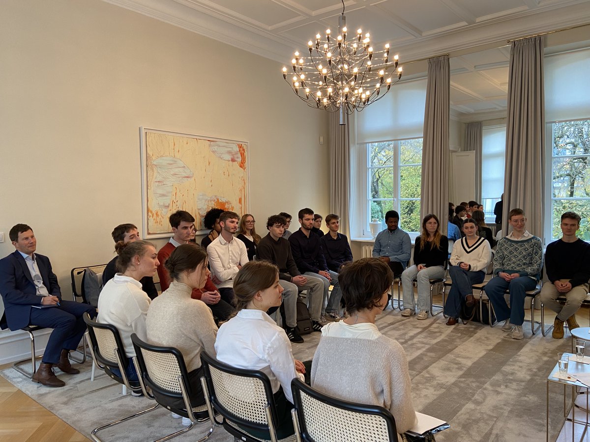 Echanges roboratifs autour de l'avenir de l'Europe, de la France et de l'Allemagne  hier entre les étudiants du double-diplôme @ScPoStrasbourg  <a href="/Saar_Uni/">Universität Saarland</a>  avec <a href="/PapNdiaye/">Pap Ndiaye</a>, <a href="/GermanyCoE/">Heike Thiele, Ambassador of Germany to the CoE</a>  et <a href="/AmbDEenFR/">Ambassadeur Stephan Steinlein</a> Un grand merci à <a href="/GermanyCoE/">Heike Thiele, Ambassador of Germany to the CoE</a> pour ce Kamingespräch doublé d'un Kaffekuchen!