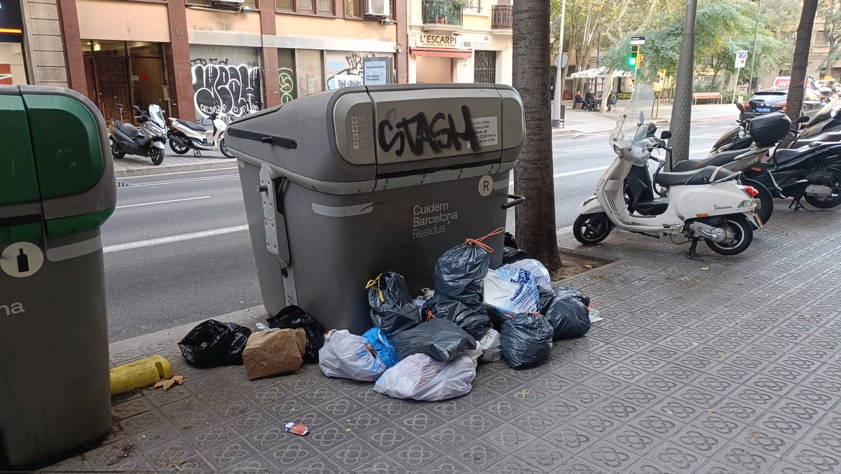 Hola <a href="/bcn_ajuntament/">Ajuntament de Barcelona</a> <a href="/jaumecollboni/">Jaume Collboni</a>,Dissabte 10h,C/ Aragó entre Rocafort i Calàbria, penseu que es normal que aguanten això devant de casa?.Ja que estem envoltats d carrers peatonals, podeu possar els contenidors allà si us plau. Som l'unic tram en tot el C/ Aragó que ho suportem