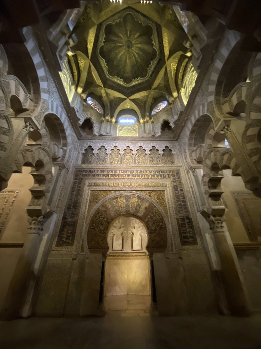 baetis77's tweet photo. Detalles de la mezquita de Córdoba. Cúpulas califales, mosaicos de estilo bizantino, y arcos de herradura rojoblancos. El corazón del califato. https://t.co/KlxYC65kxd