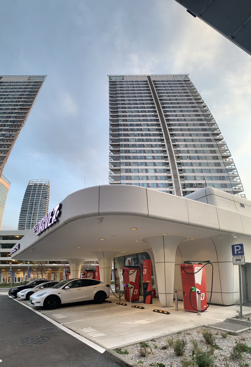 slovakevguy's tweet photo. Jednoznačne najkrajší ultra-fast nabíjací hub na Slovensku 🇸🇰⚡️ Landererova City Hub od #ZSEDrive v Bratislave má kumulovaý výkon viac než 1,4 MW a poteší aj bezkontaktným loungom, kde si dáš kafíčko, posedíš, etc 👌🏼 Navštívili ste už?
@huntinspeedsk @EVchargingCZ https://t.co/lQmq8iRE87
