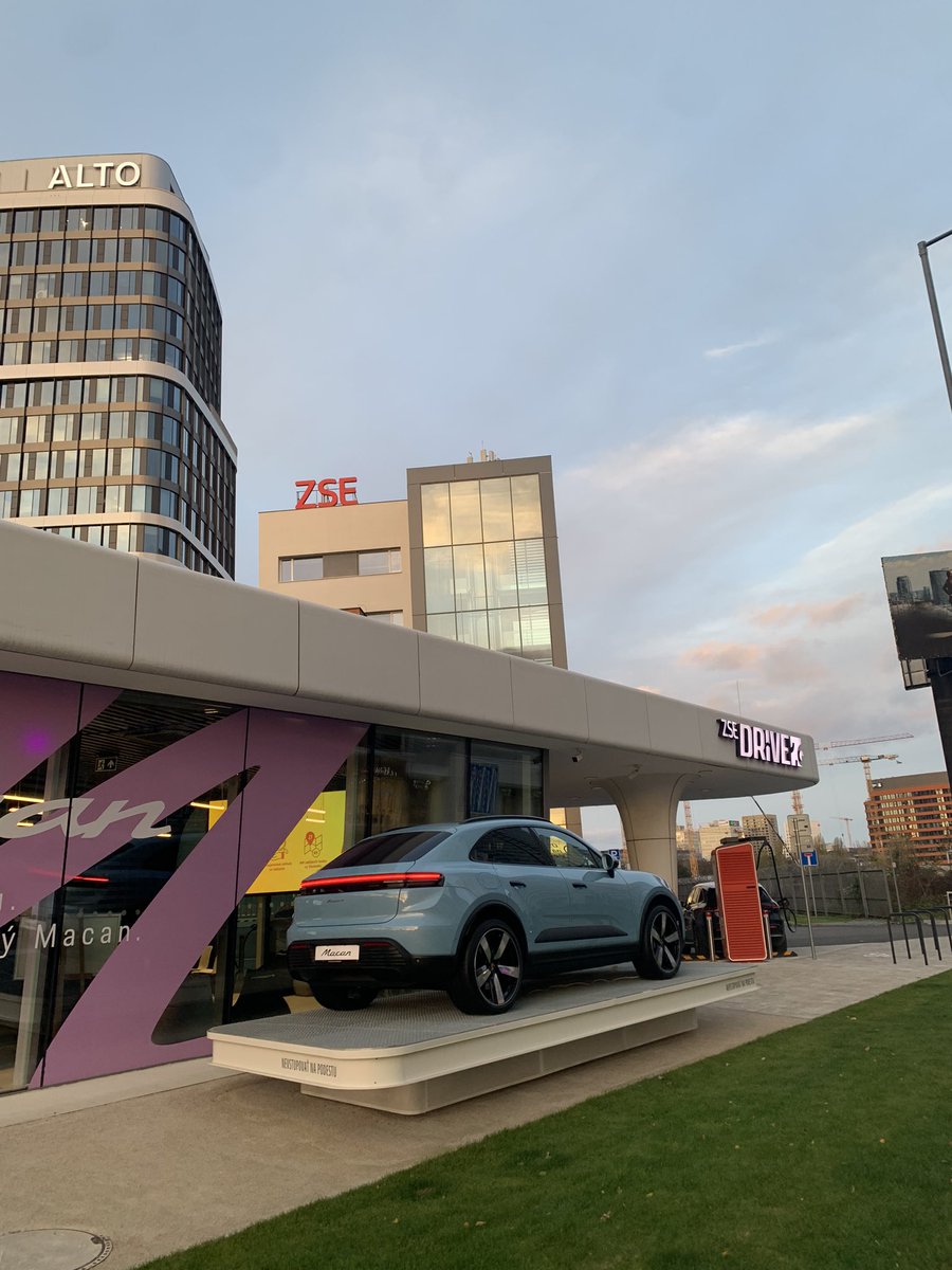 slovakevguy's tweet photo. Jednoznačne najkrajší ultra-fast nabíjací hub na Slovensku 🇸🇰⚡️ Landererova City Hub od #ZSEDrive v Bratislave má kumulovaý výkon viac než 1,4 MW a poteší aj bezkontaktným loungom, kde si dáš kafíčko, posedíš, etc 👌🏼 Navštívili ste už?
@huntinspeedsk @EVchargingCZ https://t.co/lQmq8iRE87