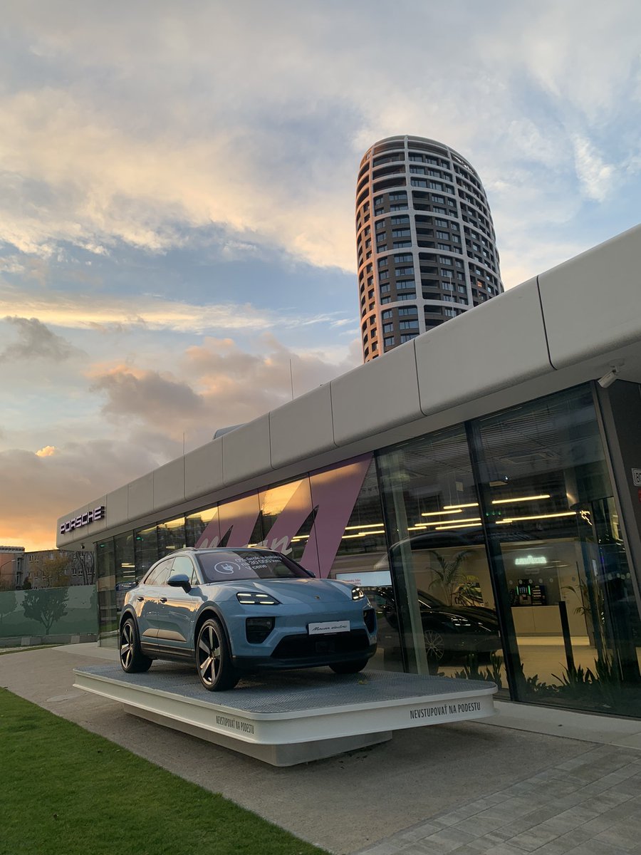 slovakevguy's tweet photo. Jednoznačne najkrajší ultra-fast nabíjací hub na Slovensku 🇸🇰⚡️ Landererova City Hub od #ZSEDrive v Bratislave má kumulovaý výkon viac než 1,4 MW a poteší aj bezkontaktným loungom, kde si dáš kafíčko, posedíš, etc 👌🏼 Navštívili ste už?
@huntinspeedsk @EVchargingCZ https://t.co/lQmq8iRE87