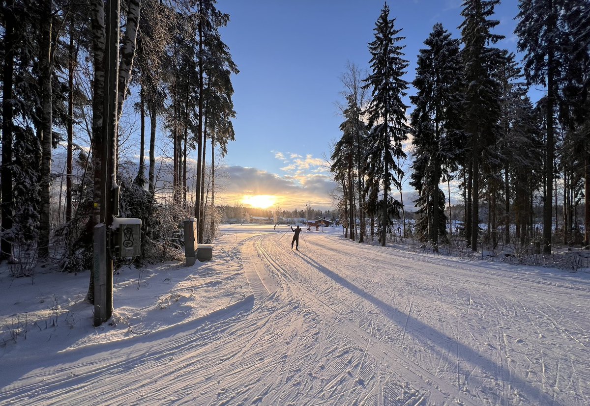 Viikonlopun menovinkki - täydellinen ulkoilusää ja Paloheinässä useampi kilometri priimakuntoista hiihtoreittiä. Ladulle lomps!!!
#maastohiihto ☀️❄️⛄️