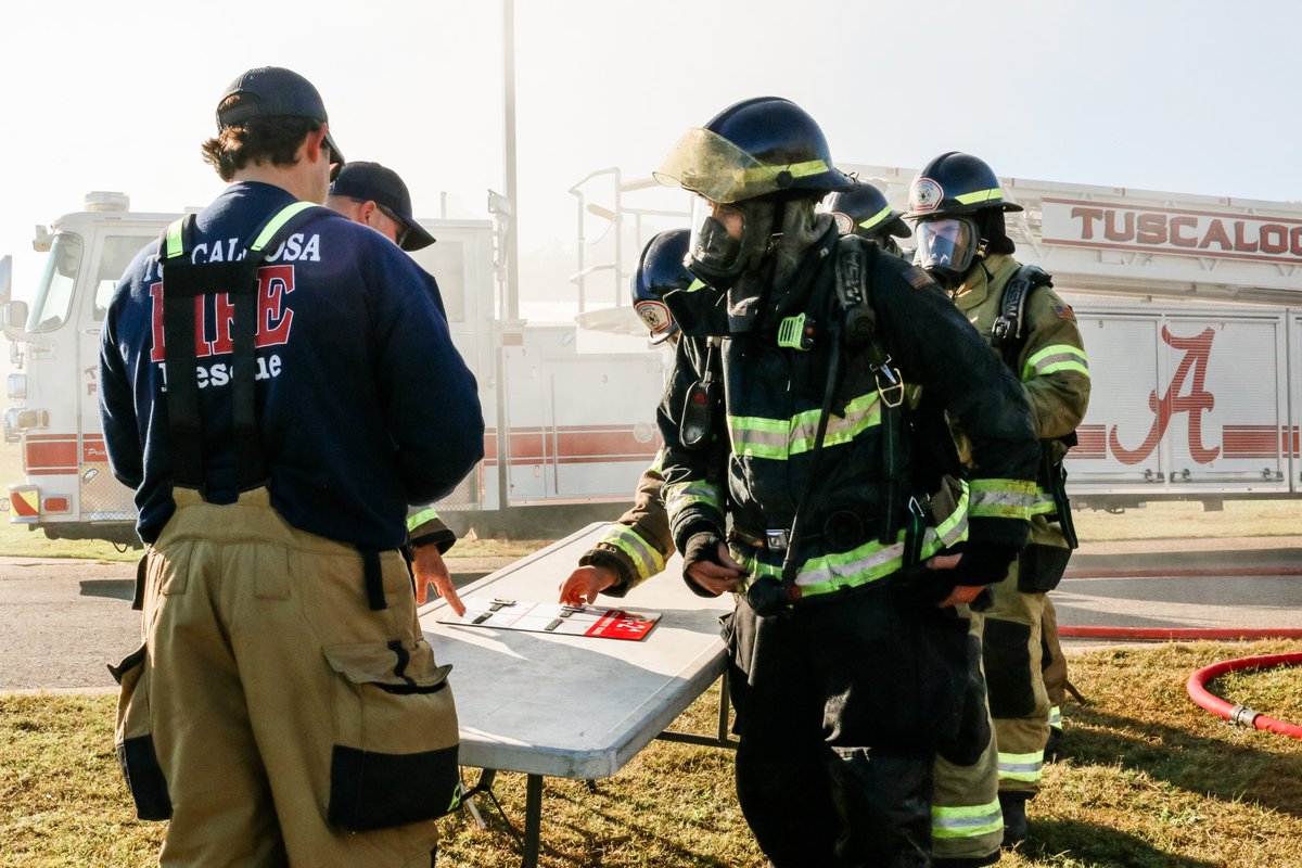 T_Town_Fire's tweet image. Our new hires completed their training yesterday with a live fire exercise. Welcome to TFR!