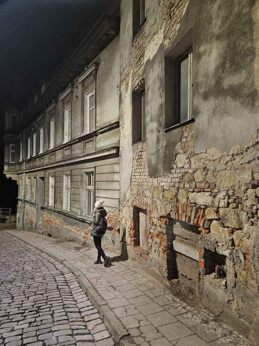 januszewskai's tweet image. Kolejny raz kilka dni spędziłam na terenach #powódź2024 . Dramatyczna rozpacz Powodzian, z ich serc wylewa się żal, złość, frustracja. Warunki pogodowe potęgują te emocje. Dziś  o 19:00 mój materiał w @RepublikaTV szerszy reportaż już jutro. 

😢